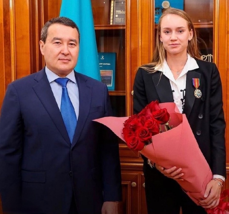 赛都是不容 赛都是不容