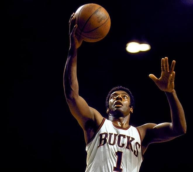 体育西甲：巴萨1比0莱万特止颓势